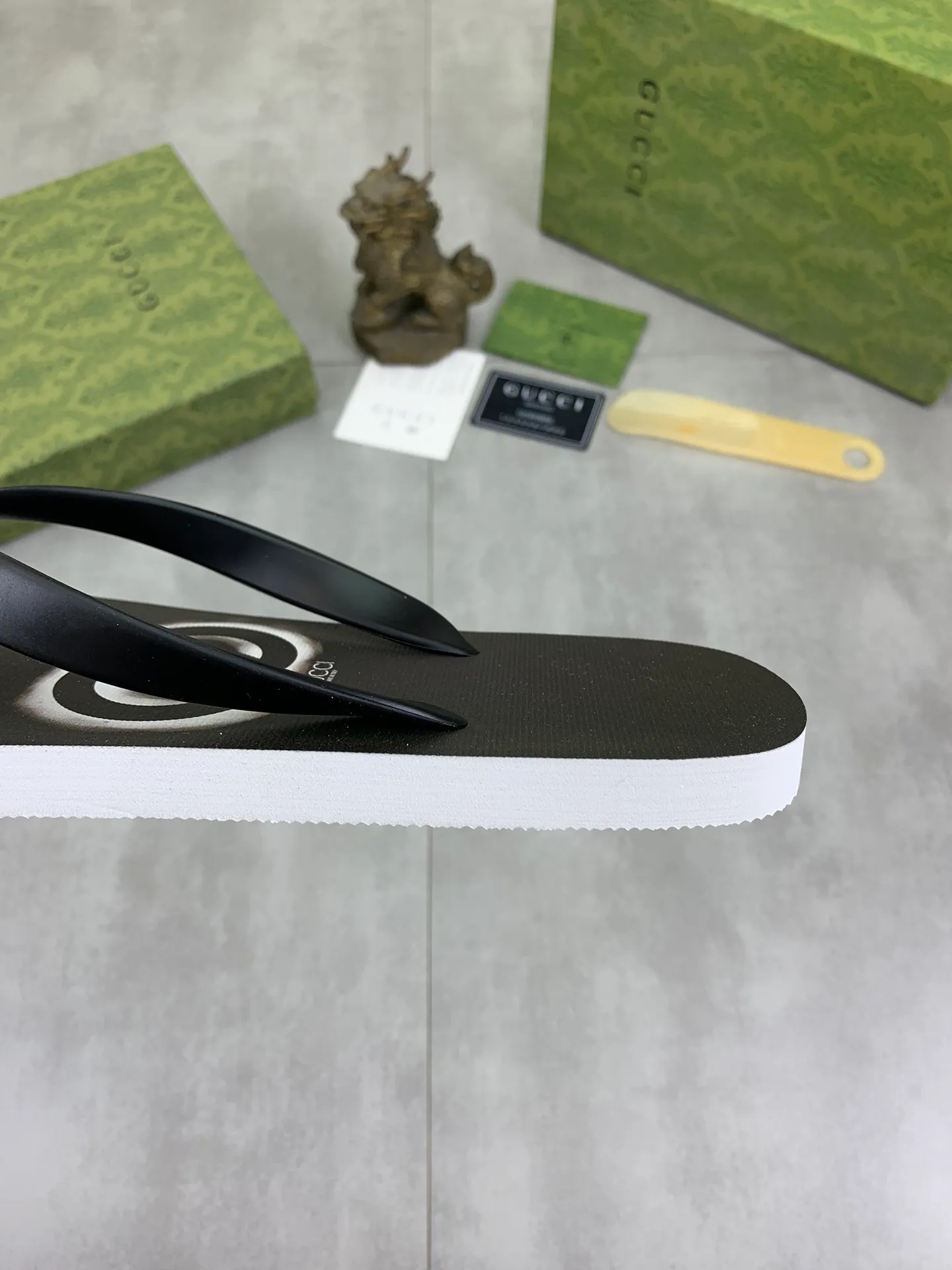 Men's men's shoes 💰P220💰【New style】🆘【GUCCI】Official website's popular Gucci adult couple 🧑‍🤝‍🧑 style, children's flip-flops are on sale at the counter simultaneously! Original fabric imported from Italy. Original bottom provided by the original factory. Size: Adult 36-45. Children’s size: 30-37. Multiple colors available.